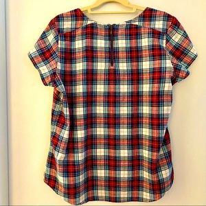 - Women’s plaid sheet sleeve top.